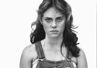 Foto: Sandra Bennett, twelve year old, Rocky Ford, Colorado, August 23, 1980 ©The Richard Avedon Foundation Foto: Sandra Bennett, twelve year old, Rocky Ford, Colorado, August 23, 1980 ©The Richard Avedon Foundation