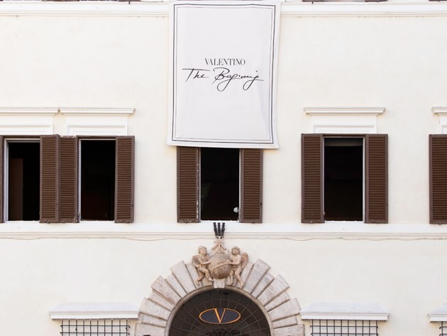 Valentino unveils its new grand couture show in an iconic square in Rome
